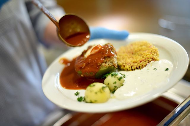 Ein Gericht wird auf einem Teller serviert