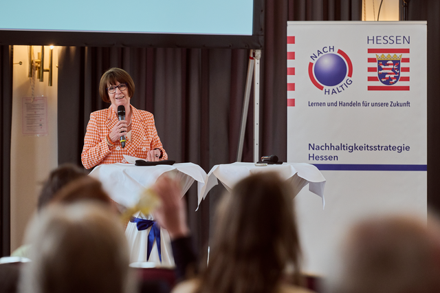 Ministerin Priska Hinz, die in ein Mikrofon spricht