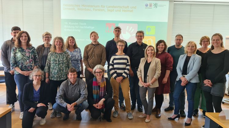 Gruppenfoto von der 19. Sitzung Runder Tisch Bildung für nachhaltige Entwicklung