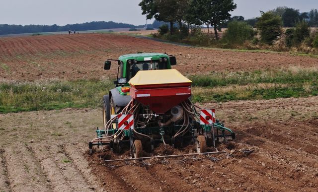 Traktor beim Quellwiesenhof in Nordosthessen