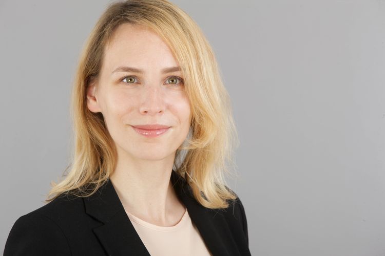 Portrait von Dr. Jennifer Achten-Gozdowski vom Zentrum Gesellschaftliche Verantwortung der Evangelischen Kirche in Hessen und Nassau