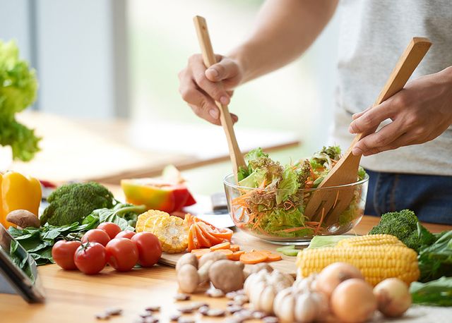 Salat wird in einer Schüssel zubereitet
