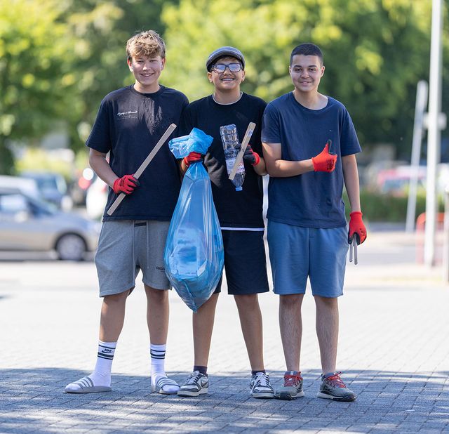 Fleißige Helfer beim Sauberhaften Schulweg