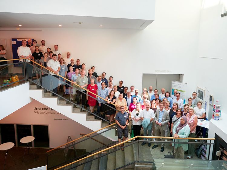 Etwa 100 Teilnehmende der 3. Jahreskonferenz der Initiative Nachhaltiges Wirtschaften im Haus am Dom Frankfurt.