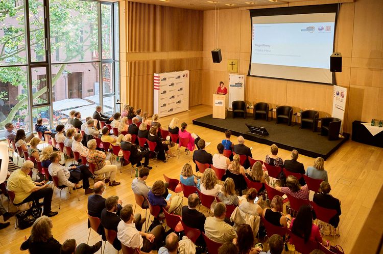 2. Jahreskonferenz der Initiative Nachhaltiges Wirtschaften© Nachhaltigkeitsstrategie Hessen, Fotograf: Moritz Reich Foto der Teilnehmenden der 2. Jahreskonferenz der Initiative Nachhaltiges Wirtschaften von oben