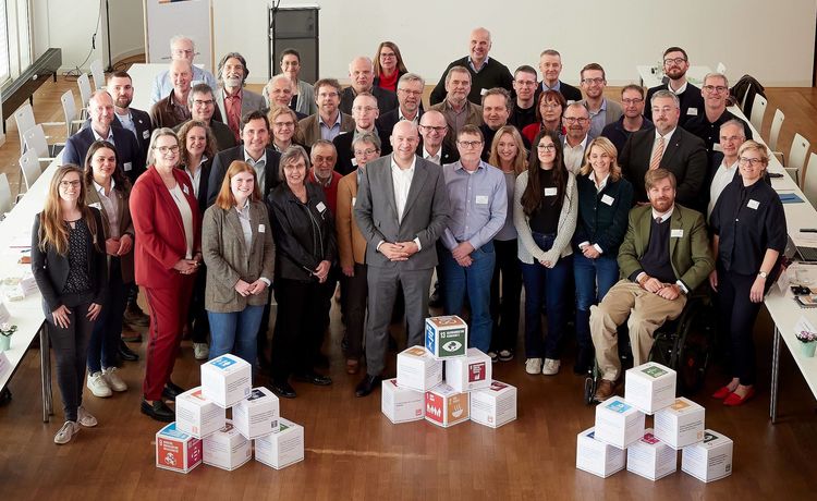Gruppenbild der Teilnehmenden der 6. Sitzung Hessisches Bündnis für Nachhaltigkeit