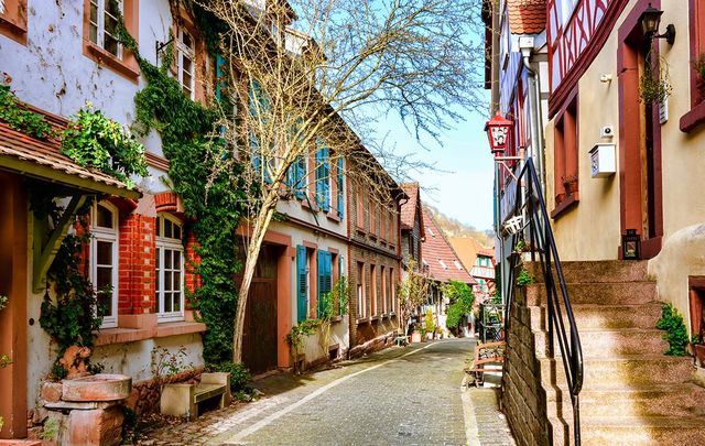 Fußgängerweg in einer kleinen Ortschaft